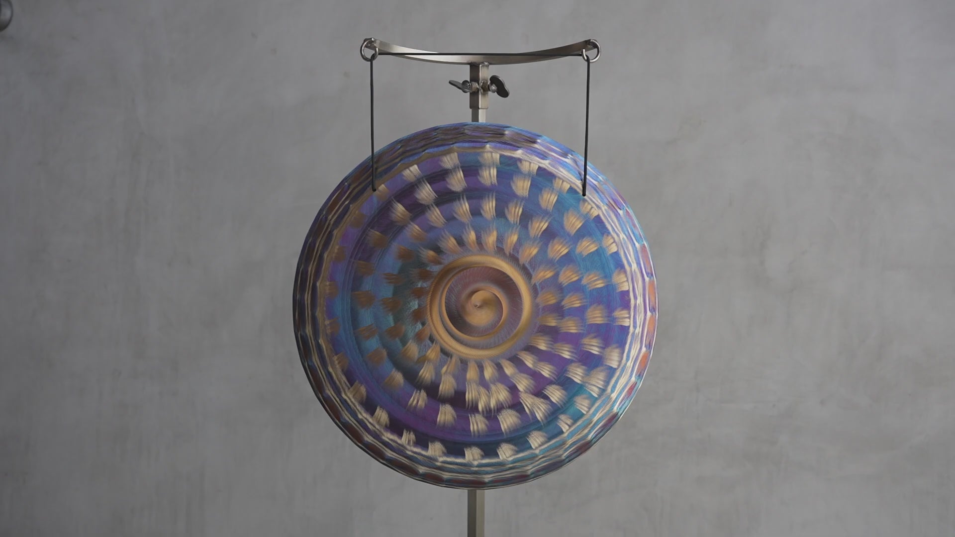 Grotta Sonora 19" Handheld Gong D#-45(3) 151Hz | 190052 sound demo